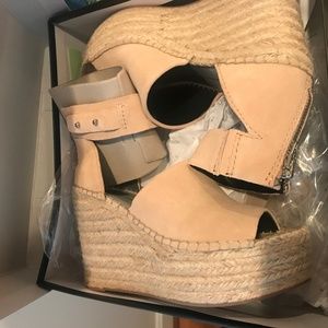 NIB - DOLCE VITA STRAW WEDGES SIZE 7